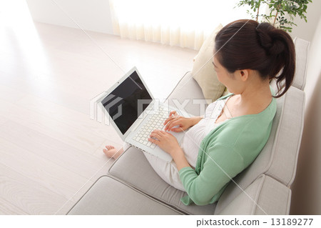 Middle-aged woman using a personal computer 13189277