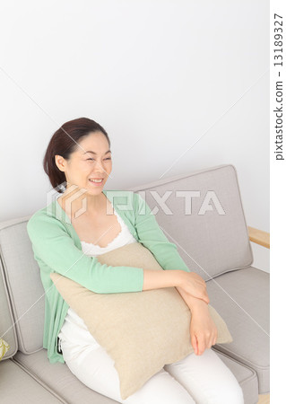 放鬆在沙發的一名中年婦女 13189327