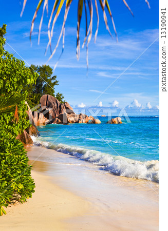 照片素材(圖片): tropical beach source dargent at seychelles