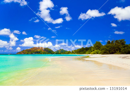 Tropical beach Cote d'Or at island Praslin, Seychelles 13191014