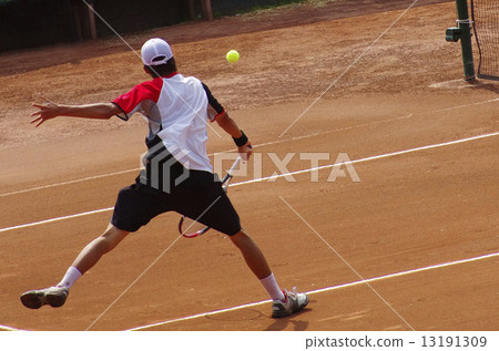 在紅土網球場的網球 13191309