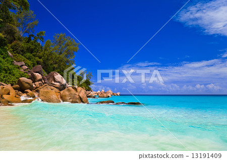 Tropical beach at island Praslin, Seychelles 13191409