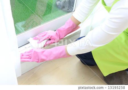 抹窗架的婦女 13193238