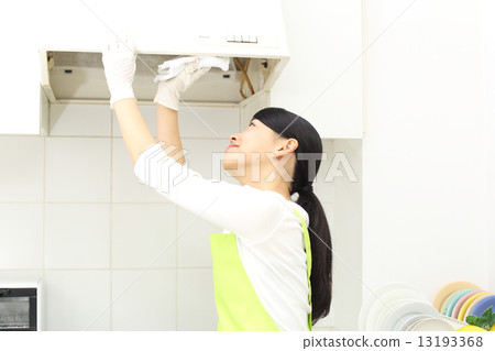 一個女人清潔抽油煙機 一個女人清潔抽油煙機 13193368