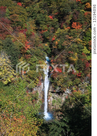 Komagami瀑布和秋葉 13194898