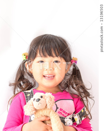 有微笑的一個女孩與玩偶 有微笑的一個女孩與玩偶 13196503