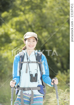 一名年輕女子爬 一名年輕女子爬 13197451
