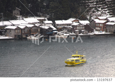 A view of the snow scenery shipyard group of Ine and the inbred cruise ship "Tour of the country designated important traditional buildings" perspective (from the railway station railway village park, observation deck) A view of the snow scenery shipyard group of Ine and the inbred cruise ship "Tour of the country designated important traditional buildings" perspective (from the railway station railway village park, observation deck) 13197637