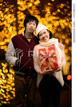 Lovers who date on beautiful illumination 13198223