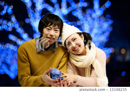Lovers who date on a beautiful night view Lovers who date on a beautiful night view 13198235