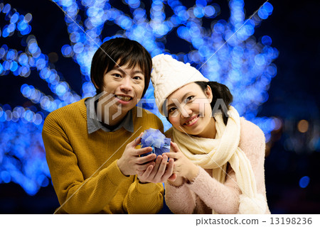 Lovers who date on a beautiful night view 13198236