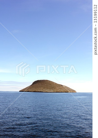 南美洲厄瓜多爾生物進化島漂浮在太平洋的清澈藍色海洋,加拉巴哥群島的大達芙妮島 南美洲厄瓜多爾生物進化島漂浮在太平洋的清澈藍色海洋,加拉巴哥群島的大達芙妮島 13199112