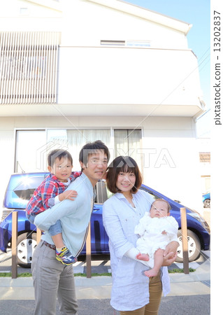 4個人的家庭，我的家和我的車 13202837