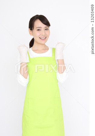 A woman in an apron playing a guts pose 13203409