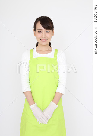 A woman with an apron 13203463