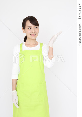 A woman with an apron to guide A woman with an apron to guide 13203537