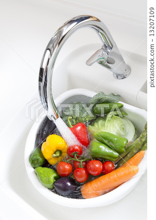 Vegetables to wash in the kitchen 13207109