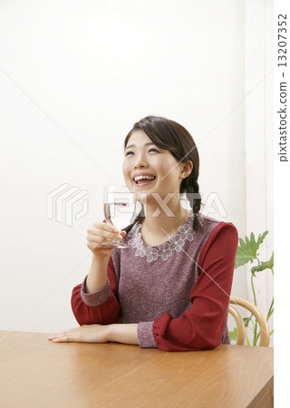 A woman who tastes good water 13207352