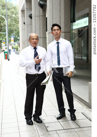 兩個亞洲商人 13207782