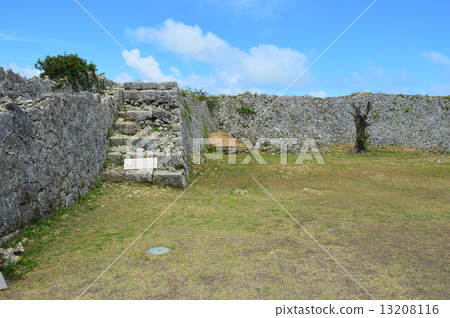 世界遺產Nakagusuku城堡遺址（Nakagami郡，沖繩縣Nakagakujo村，Nakagusuku村） 13208116