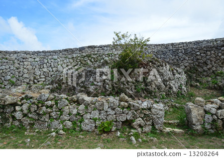 世界遺產Nakagusuku城堡遺址（Nakagami郡，沖繩縣Nakagakujo村，Nakagusuku村） 13208264