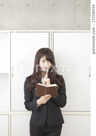 一個穿西裝的女人 13208434