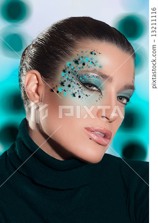 Beautiful Fashion Girl with Green Fantasy Makeup 13211116