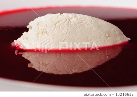 Raspberry soup with mascarpone 13216632