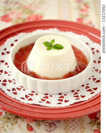 紅色水果醬牛奶布丁(垂直位置中心) 紅色水果醬牛奶布丁(垂直位置中心) 13217862