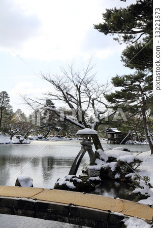 Kenrokuen in winter (Emperor Lantern) Kenrokuen in winter (Emperor Lantern) 13221873