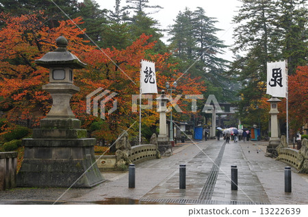 Uesugi Shrine in autumn rain (Yonezawa City) Uesugi Shrine in autumn rain (Yonezawa City) 13222639