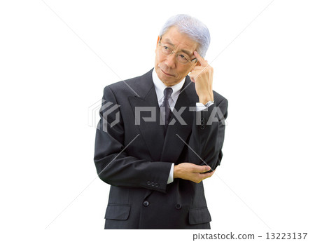 與白色後面衣服的拉丁文的灰色男性商人適合 與白色後面衣服的拉丁文的灰色男性商人適合 13223137