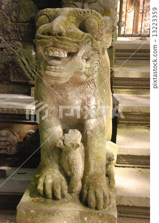 猴林中的巴厘島印度教石像（烏布/巴厘島/印度尼西亞） 13223359