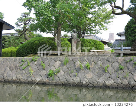 從松江市的堀川觀光船（Gurutto Matsue Horikawa Meguri）看到小泉八雲的繩手潮見像和小泉八雲故居 13224276