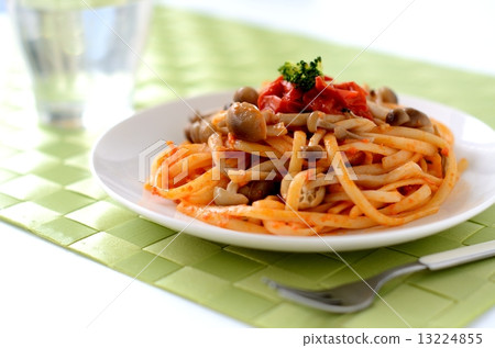 Pasta with mini tomatoes and shimeji 13224855
