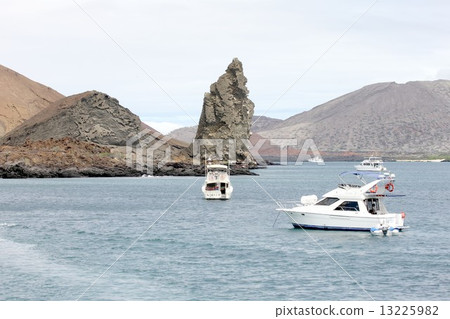 生物進化理論島漂浮在南美太平洋厄瓜多爾，巴托洛梅島美麗的海景俯瞰加拉巴哥群島的聖地亞哥島和遊客觀光遊客的小海灣 13225982