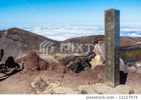 A monument on the top of Mt. Fuji 13227074