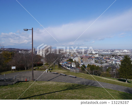 Yuhi's view of the hill (Tokyo Metropolitan Sakuragaoka Park) 13229287
