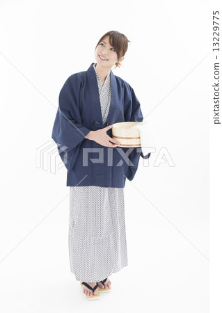 穿在溫泉旅行的一名逗人喜愛的婦女yukata 13229775