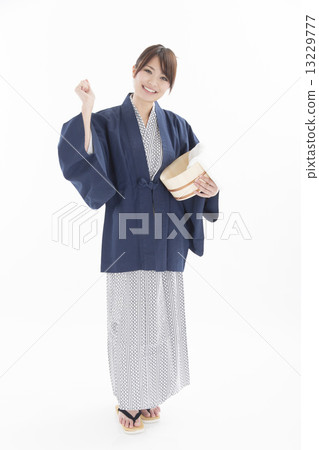 穿在溫泉旅行的一名逗人喜愛的婦女yukata 穿在溫泉旅行的一名逗人喜愛的婦女yukata 13229777