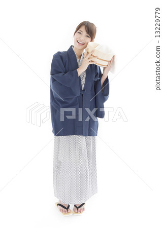 穿在溫泉旅行的一名逗人喜愛的婦女yukata 13229779