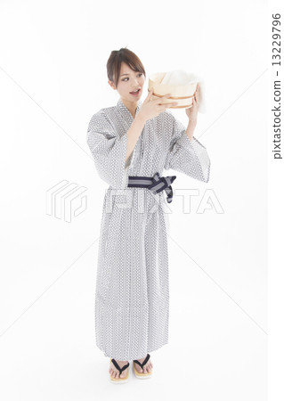 穿在溫泉旅行的一名逗人喜愛的婦女yukata 穿在溫泉旅行的一名逗人喜愛的婦女yukata 13229796