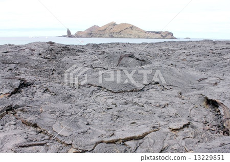 The island of Galapagos Islands on the biological evolutionary island floating on the Pacific Ocean of South America Ecuador, the coastline of Santiago Island facing Bartolomee Island off the coast is covered with one-sided lava The island of Galapagos Islands on the biological evolutionary island floating on the Pacific Ocean of South America Ecuador, the coastline of Santiago Island facing Bartolomee Island off the coast is covered with one-sided lava 13229851