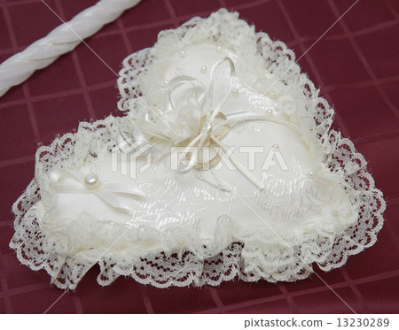 Wedding garter with rins 13230289