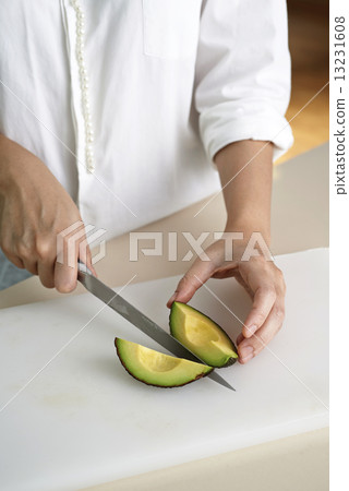 Hand cutting avocado 13231608
