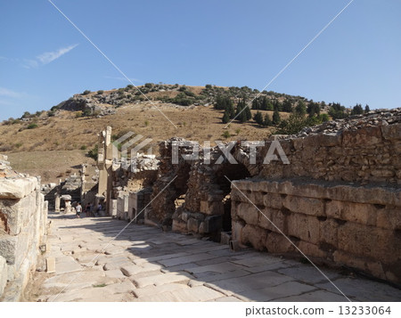 世界遺產Ephesan遺址街道之間的馬球噴泉和Domitian寺 13233064