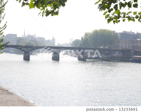 巴黎塞納河上的橋樑 13233691
