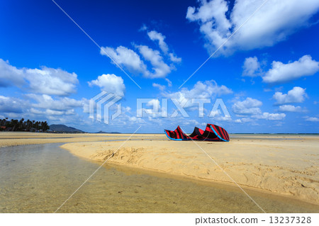 Kite on the beach 13237328
