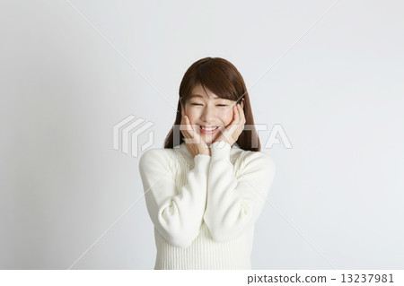 一個閉著眼睛笑的年輕女子 一個閉著眼睛笑的年輕女子 13237981