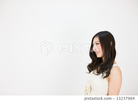 一位年輕的女士面帶微笑地側身 13237984